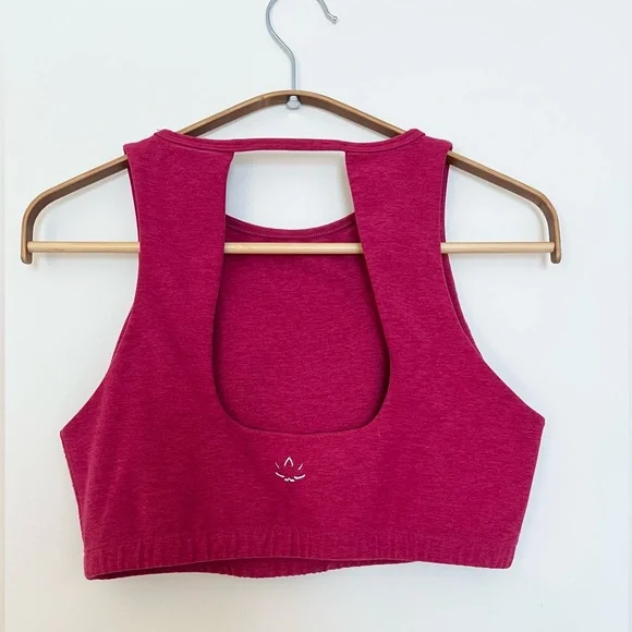 Beyond Yoga High Neck Open Back Sports Bra and Leggings SET Dragonfruit Sangria - Picture 3 of 5